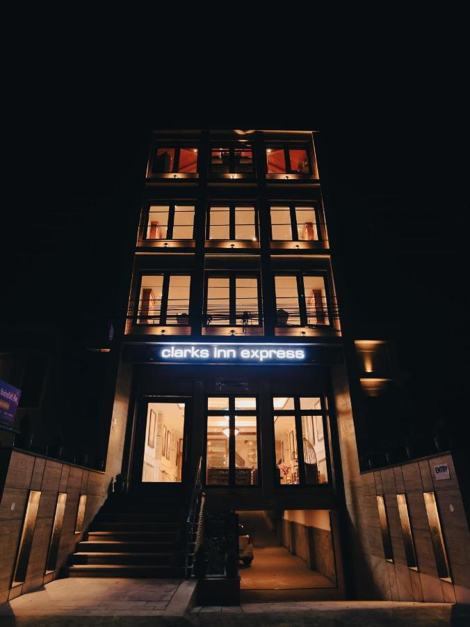 Clarks Inn Express, Dehradun Exterior foto